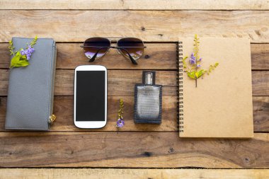 cep telefonu, güneş gözlüğü, çanta, parfüm, hayat tarzı kadının defter koleksiyonu rahatlama düzenleme düz arka plan ahşap üzerine yatar