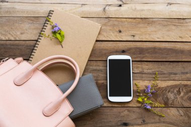 cep telefonu, cüzdan, defter ve pnk çanta koleksiyonu yaşam tarzı kadın rahatlama düzenleme düz arka plan ahşap üzerine yatar