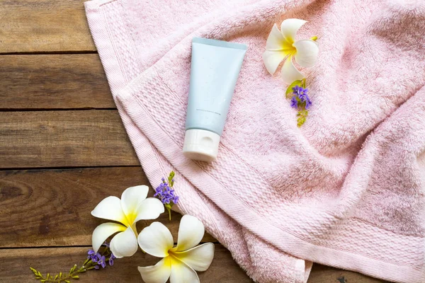 Nemlendirici köpük temizleyici güzellik kozmetik ürünleri. Yıkanmış cilt için bitkisel sağlık hizmetleri. Yüz havlusu, yaşam tarzı kadın düzenlemesi.