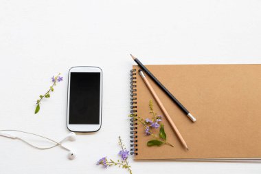 iş düzenleme için cep telefonu ve çizim kitabı düz arka plan tahta beyaz üzerine uzanma biçimi