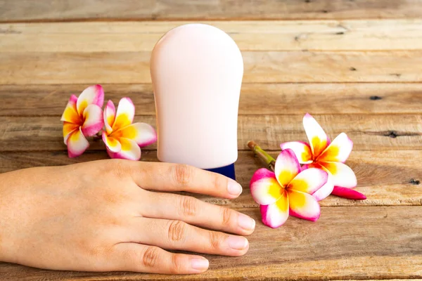 手指甲霜护肤护肤手用五颜六色的花乳白色的生活方式女人装饰背景木 — 图库照片