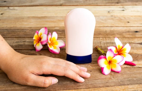 手指甲霜护肤护肤手用五颜六色的花乳白色的生活方式女人装饰背景木 — 图库照片