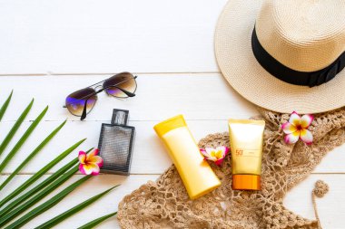 Güneş kremi spf50, vücut losyonu tığ işi, çiçekler frangipani, güneş gözlüğü, şapka ve parfüm kadın yaşam tarzı aksesuarları yaz aranjmanında dinlenme beyazı düzleştir