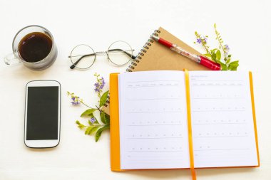 defter günlüğü, iş için cep telefonu, iş için sıcak kahve espresso ile yaşam tarzı düzenleme düz arka plan ahşap beyaz üzerine yatıyordu