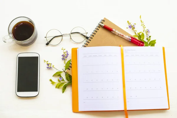 Diario Del Cuaderno Teléfono Móvil Para Trabajo Negocios Con Café — Foto de Stock