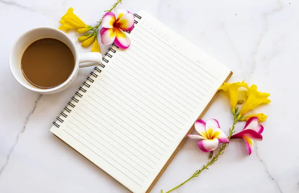 Planificador Cuadernos Para Trabajo Negocios Con Café Caliente Flores Frangipani — Foto de Stock