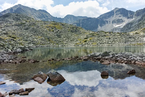 Danau Musalenski dan puncak Musala, gunung Rila — Stok Foto
