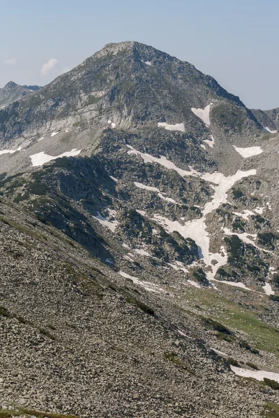 Colinas rocosas del pico Hvoynati, Montaña Pirin — Foto de Stock