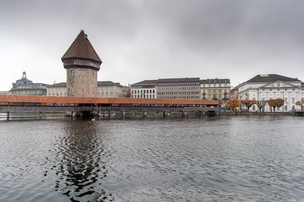 Puente de la Capilla sobre el río Reuss, Lucerna — Foto de Stock