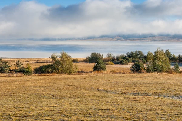 Vista de outono de Batak Reservoir, Rhodopes Mountain , — Fotografia de Stock