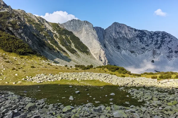 Krajobraz z Sinanitsa i Momin szczyty, góry Pirin — Zdjęcie stockowe