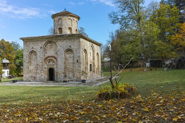 Осінній Панорама Zemen монастиря, Pernik регіону — стокове фото