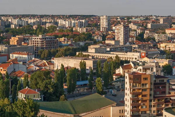 Vista del atardecer de la ciudad de Haskovo desde el Monumento a la Virgen María —  Fotos de Stock