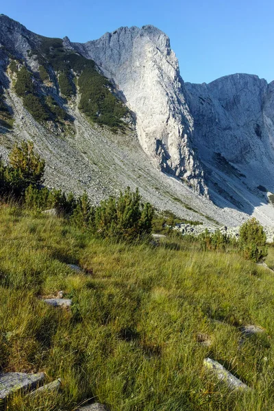 Paisaje con picos Sinanitsa y Momin, Montaña Pirin — Foto de Stock