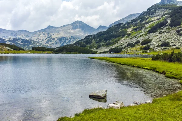 Puncak Banderishki chukar dan danau Muratovo, Pirin Mountain — Stok Foto