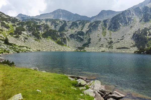 Pico de Chukar Banderishki e o lago de peixes, montanha Pirin — Fotografia de Stock