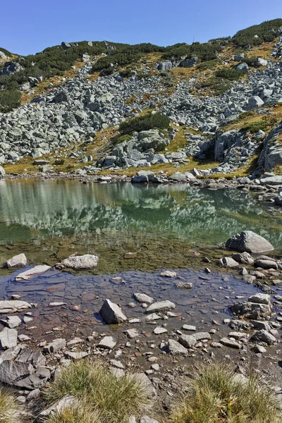 Csodálatos táj a hegyi tóban, a Rila-hegység — Stock Fotó
