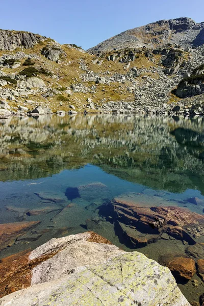 Úžasná krajina s horské jezero, hory Rila — Stock fotografie