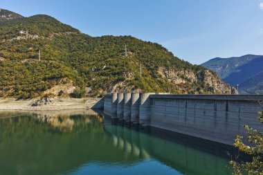 Yeşil orman çevresinde Vacha Barajı, Rodop dağ, Bulgaristan