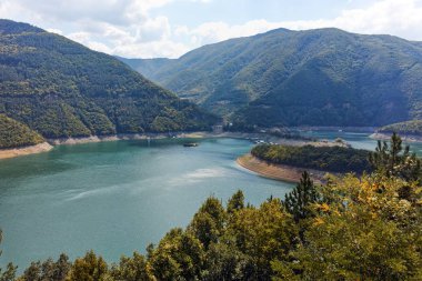Yeşil orman çevresinde Vacha Barajı, Rodop dağ, Bulgaristan