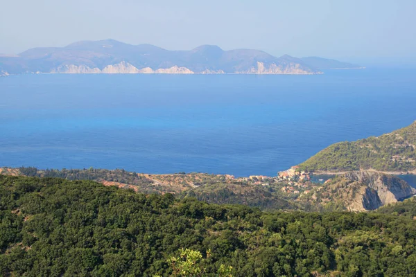 Táj Assos falu és tengeri öböl, Kefalonia, Görögország — Stock Fotó