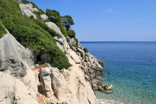 Acque blu della spiaggia di Rahi, Itaca, isola ionica — Foto Stock