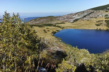 Yeşil tepeler ve Yonchevo Gölü, Rila Dağı ile manzara