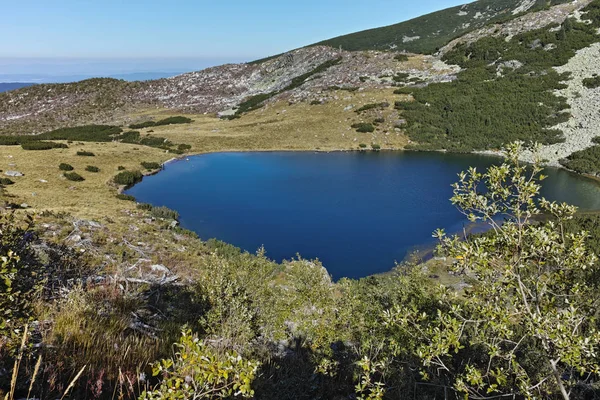 Paisaje con colinas verdes y lago Yonchevo, Montaña Rila — Foto de Stock