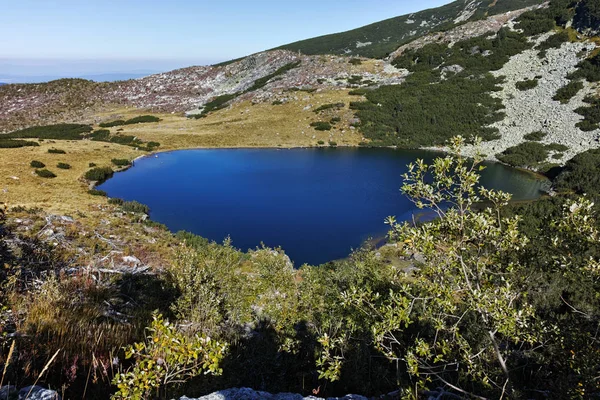 Krajobraz z zielonymi wzgórzami i jezioro Yonchevo, Rila Mountai — Zdjęcie stockowe