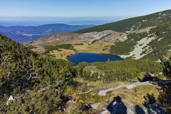 Landskap med gröna kullar och Yonchevo sjön, Rilabergen — Stockfoto