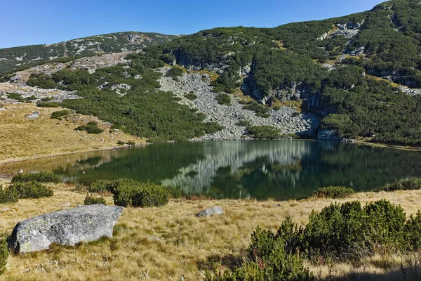 Landscape with green hills and Yonchevo lake, Rila Mountain, — Stock Photo, Image