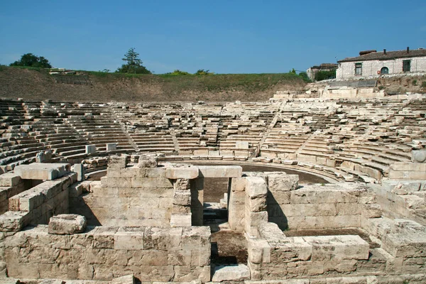 Oude amfitheater in het archeologische gebied van Larissa, Griekenland — Stockfoto