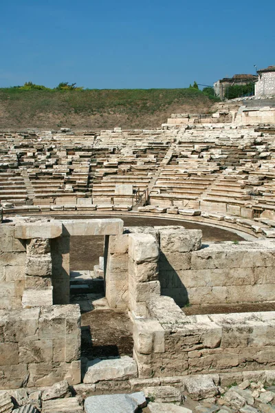 Oude amfitheater in het archeologische gebied van Larissa, Griekenland — Stockfoto