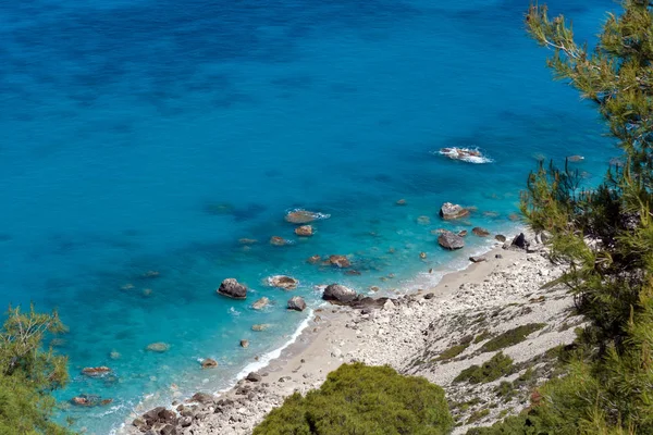 Acque blu della spiaggia di Kokkinos Vrachos, Lefkada, Isole Ionie — Foto Stock
