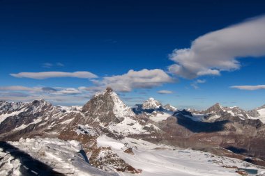 Matterhorn kaplı ile bulutlar bir açık gün'den sonra kar sonbahar sonbahar, Valais