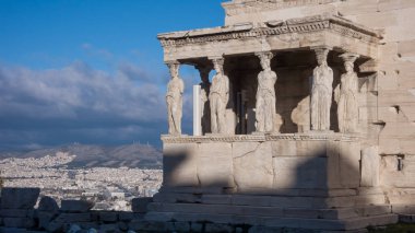 Erechtheion bir antik Yunan tapınağı Akropol Atina, Yunanistan'ın kuzey tarafında Caryatids sundurma