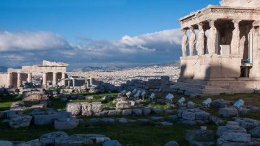 Erechtheion bir antik Yunan tapınağı Akropol Atina, Yunanistan'ın kuzey tarafında Caryatids sundurma