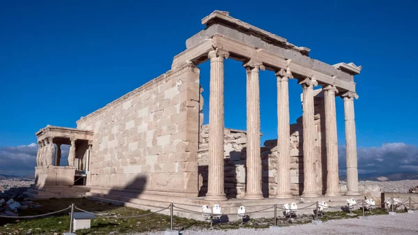 Erechtheion ett forntida grekiska tempel på norra sidan av den Akropolis i Aten, Grekland — Stockfoto