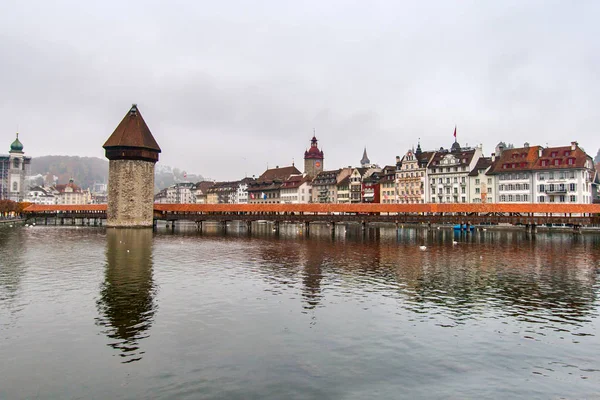 Puente de la Capilla y Río Reuss, Lucerna — Foto de Stock