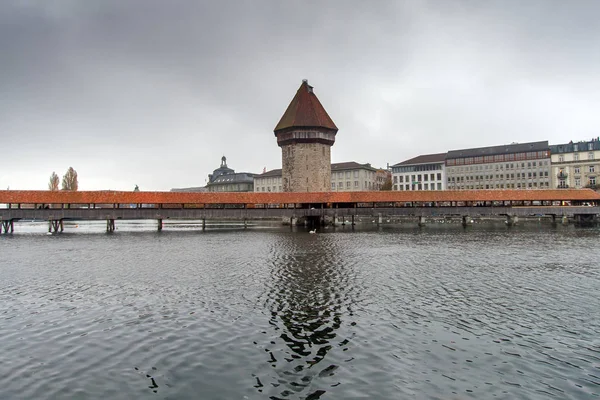 Puente de la Capilla y Río Reuss, Lucerna — Foto de Stock