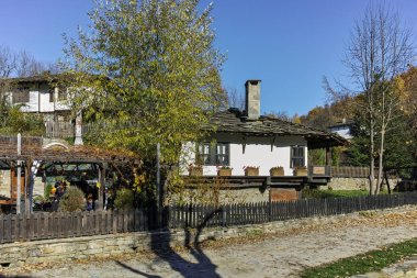 Sonbahar görünümü, mimari ve tarihi rezerv Köyü Bozhentsi, Bulgaristan