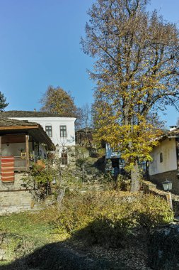 Sonbahar görünümü, mimari ve tarihi rezerv Köyü Bozhentsi, Bulgaristan