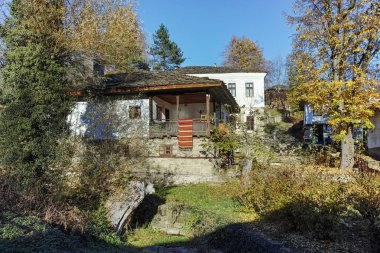 Sonbahar görünümü, mimari ve tarihi rezerv Köyü Bozhentsi, Bulgaristan
