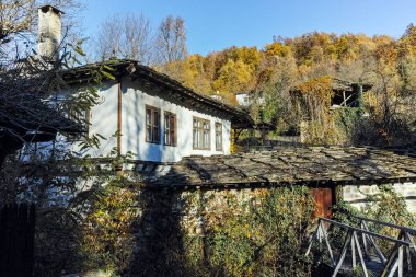 Sonbahar görünümü, mimari ve tarihi rezerv Köyü Bozhentsi, Bulgaristan
