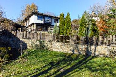 Sonbahar görünümü, mimari ve tarihi rezerv Köyü Bozhentsi, Bulgaristan