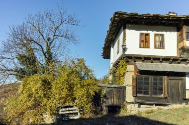 Sonbahar görünümü, mimari ve tarihi rezerv Köyü Bozhentsi, Bulgaristan