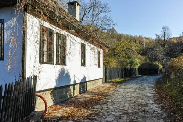 Natuurreservaat herfst visie op architectuur en het historische dorp van Bozhentsi, Bulgarije — Stockfoto