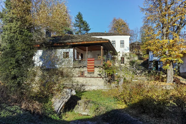 Otoño vista de la reserva arquitectónica e histórica del pueblo de Bozhentsi, Bulgaria —  Fotos de Stock