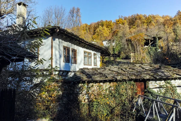 Natuurreservaat herfst visie op architectuur en het historische dorp van Bozhentsi, Bulgarije — Stockfoto