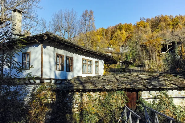 Sonbahar görünümü, mimari ve tarihi rezerv Köyü Bozhentsi, Bulgaristan — Stok fotoğraf